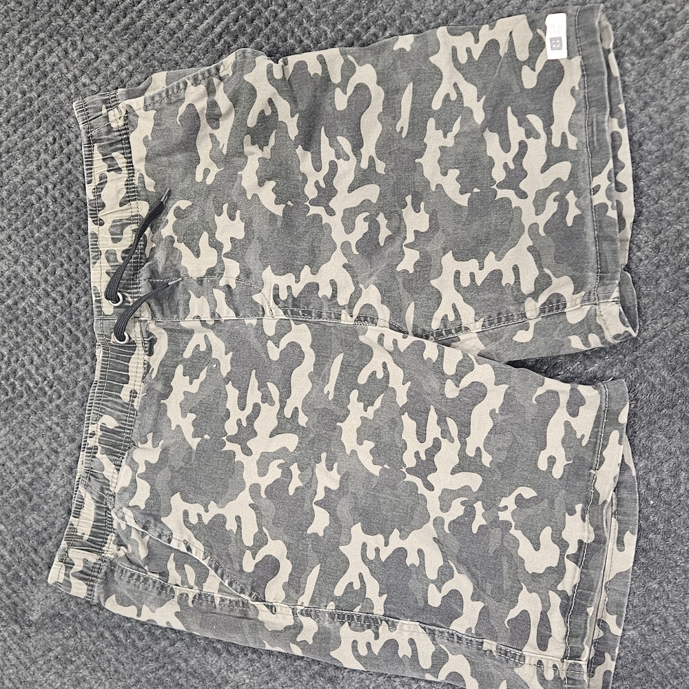 Tilly's Gray Cargo Shorts with Digital Camouflage